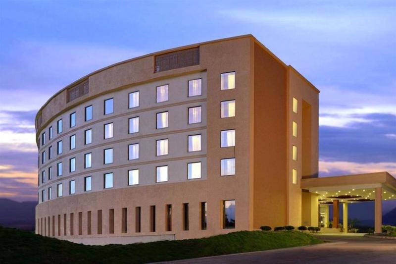 Fortune Select Grand Ridge, Tirupati - Member Itc Hotels' Group Exterior foto The hotel at dusk