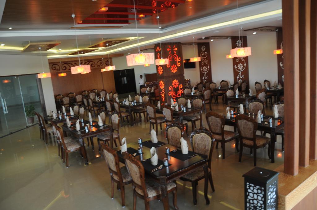 Fortune Select Grand Ridge, Tirupati - Member Itc Hotels' Group Exterior foto The interior of a restaurant in India